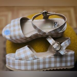 Women Beige Gingham Platform Sandals with Buckle Strap size 8 1/2